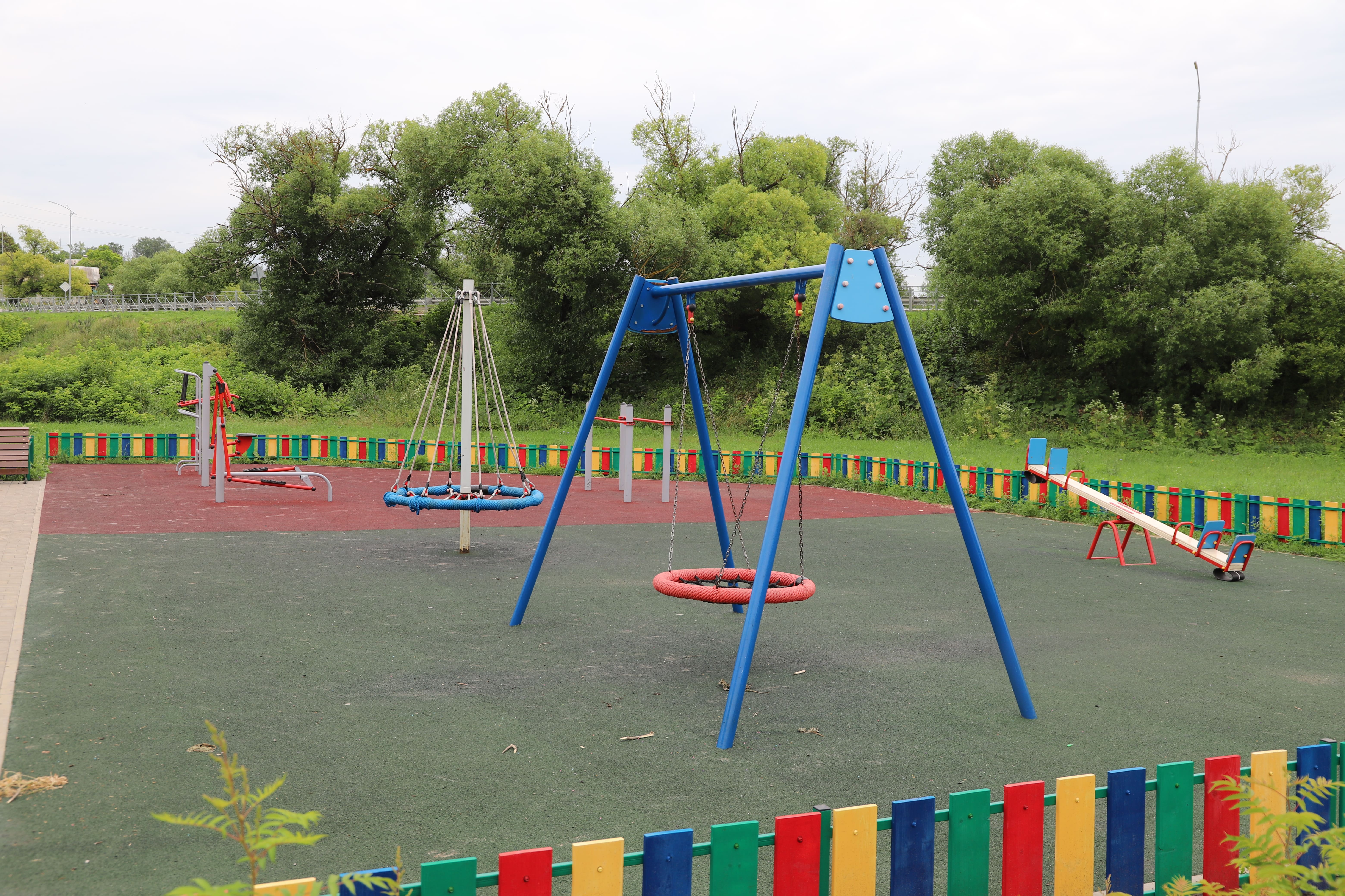 В селе Крутой Лог на детской спортивной площадке установили ограждение.