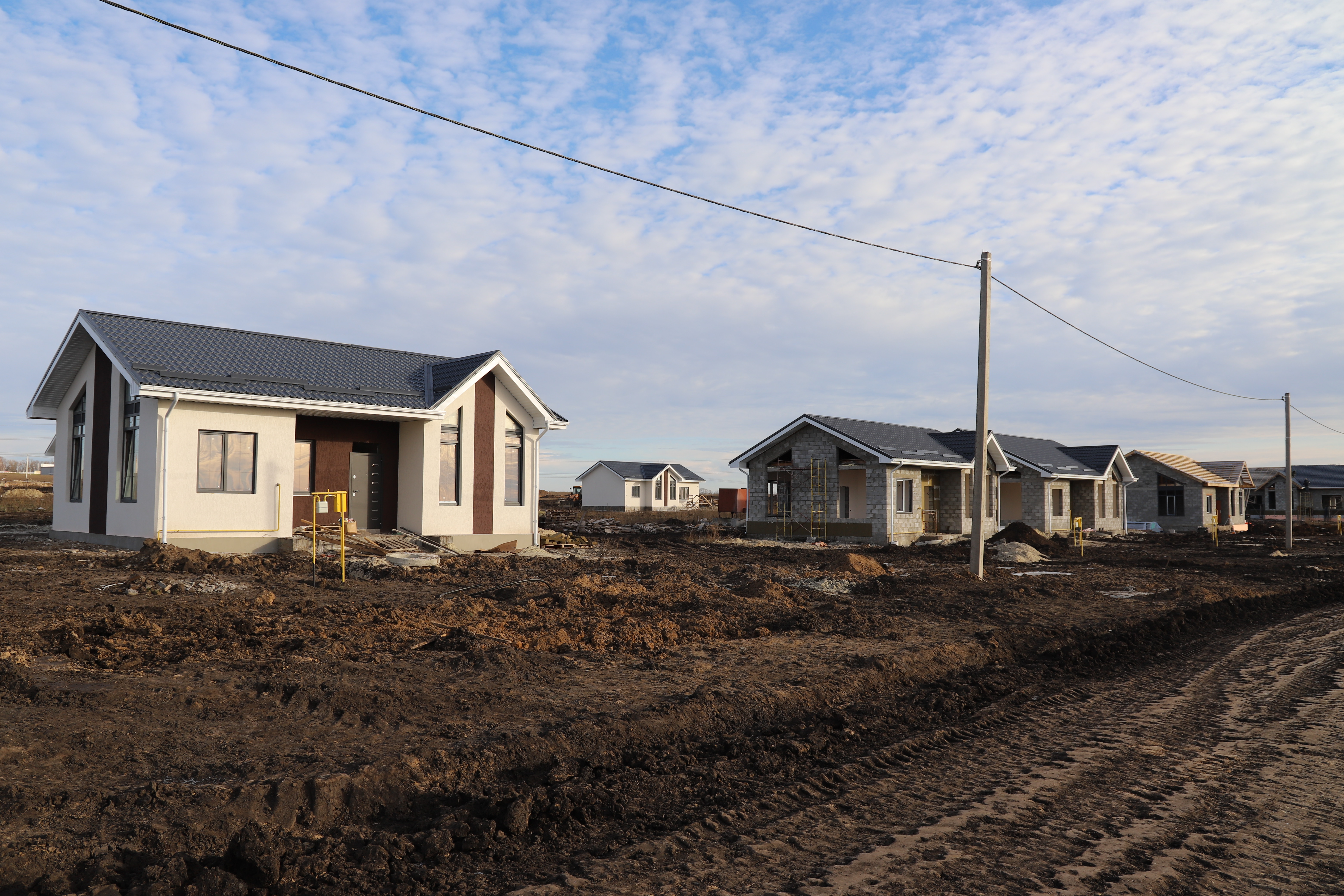 В Белгородском районе продолжается строительство комфортабельных домов для многодетных семей