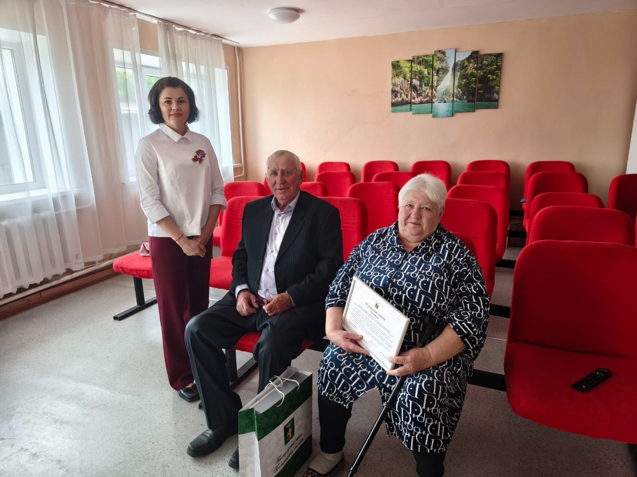 Леонид Николаевич и Клавдия Николаевна Авдеевы из Малиновки отметили изумрудную свадьбу.