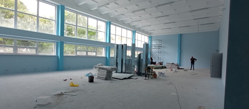 В Майской гимназии завершается капитальный ремонт спортивного зала.
