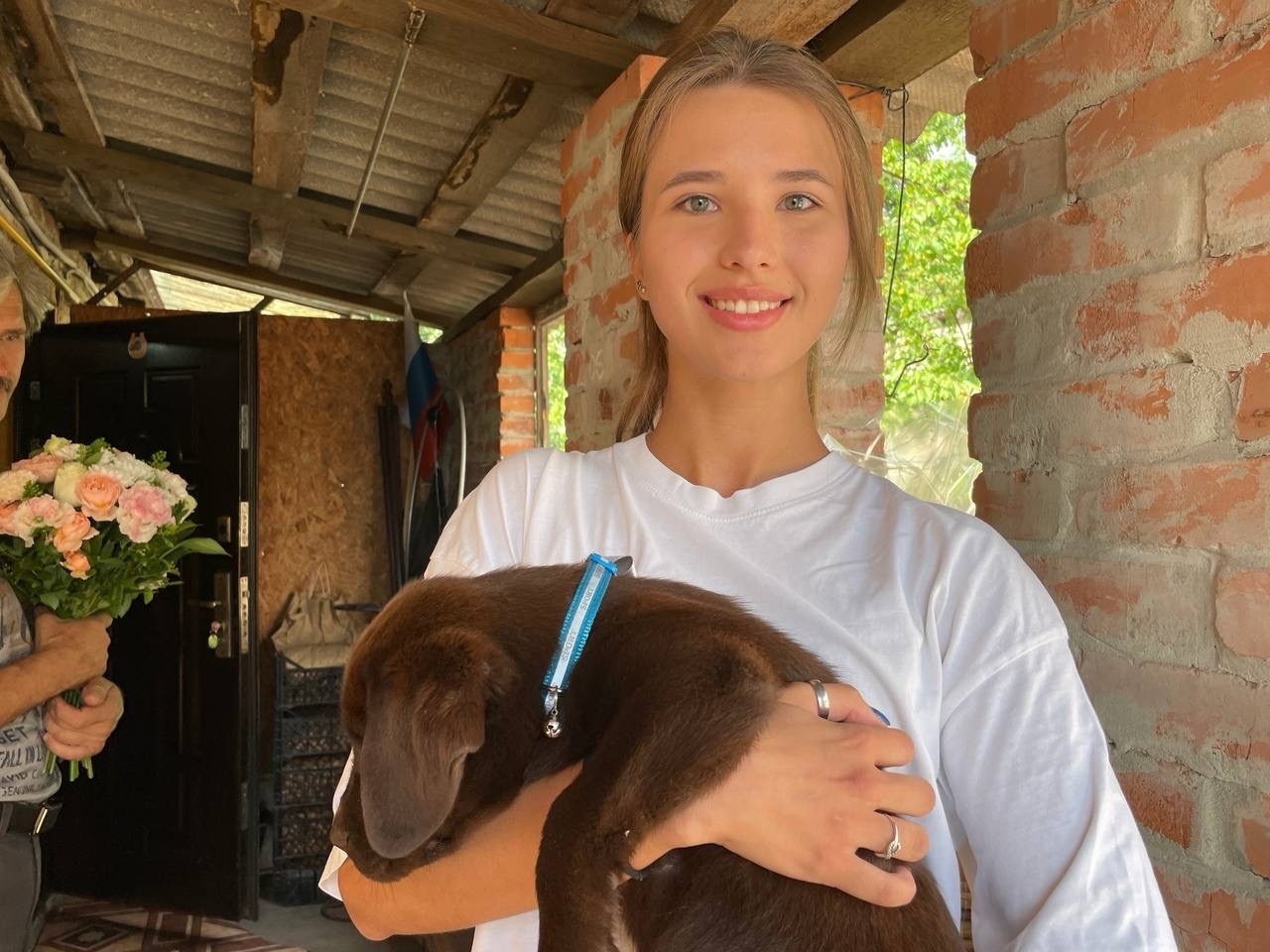 Молодой девушке из посёлка Октябрьский подарили щенка.