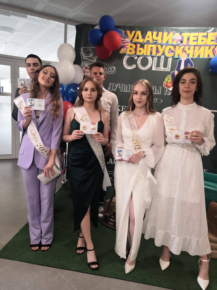 Выпускникам школ Белгородского района вручили знаки отличия ГТО.