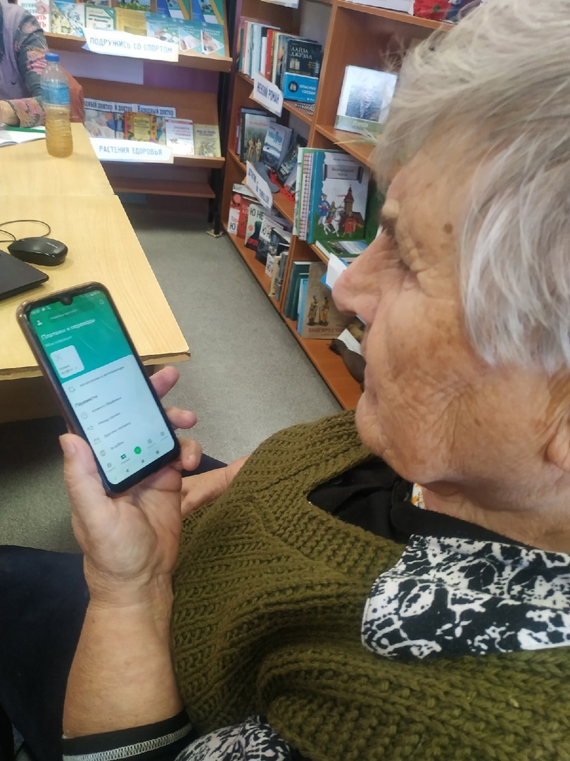 Пожилых жителей Белгородского района продолжают обучать цифровой грамотности