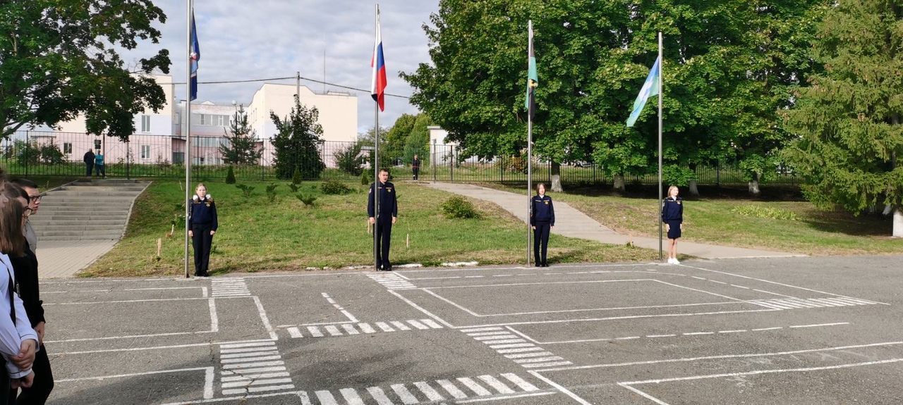 Школы Белгородского района начали учебную неделю с торжественного поднятия флага и исполнения гимна России.