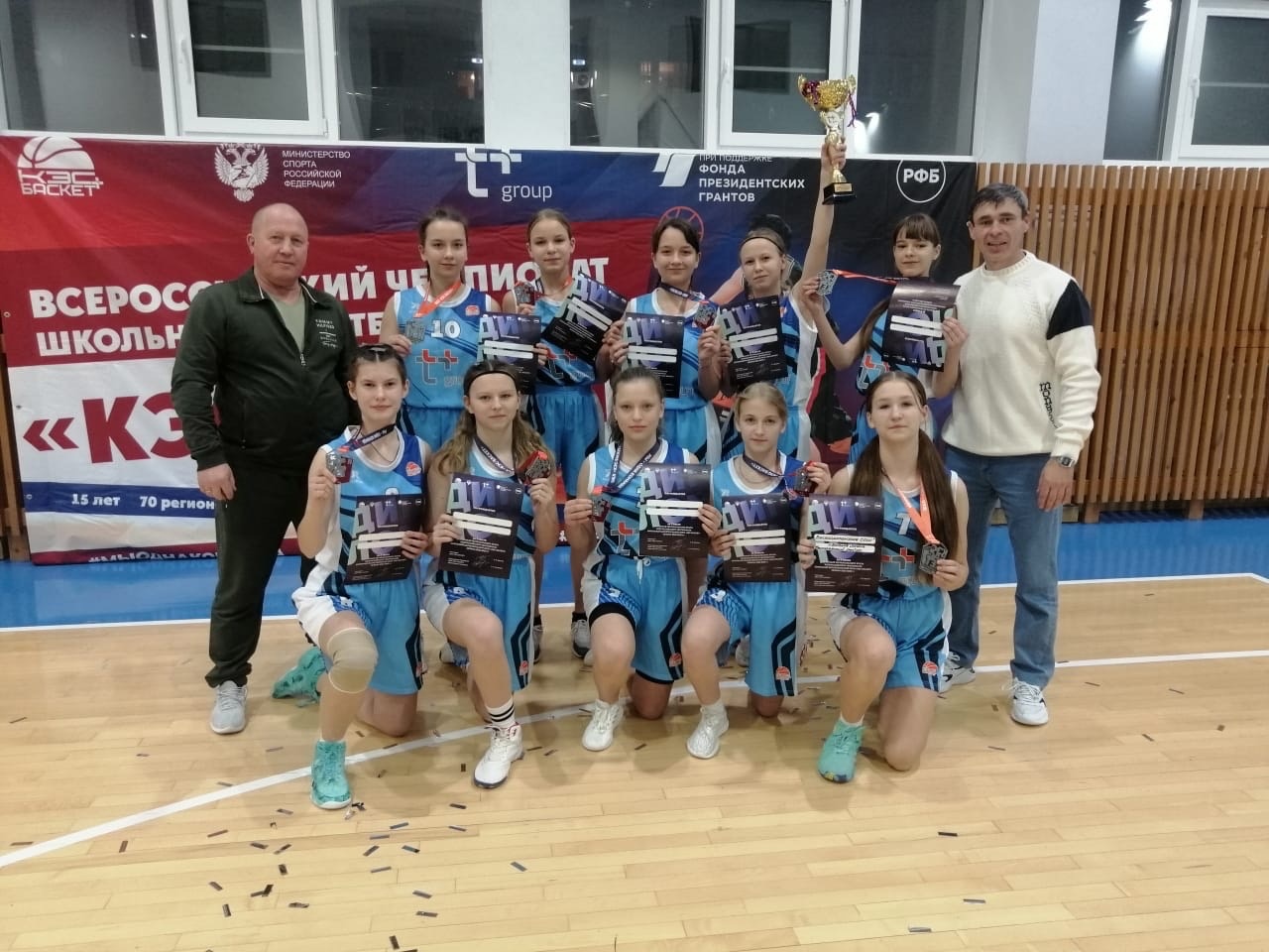 Команда Весёлолопанской СОШ заняла второе место в Чемпионате школьной баскетбольной лиги «КЭС-БАСКЕТ»