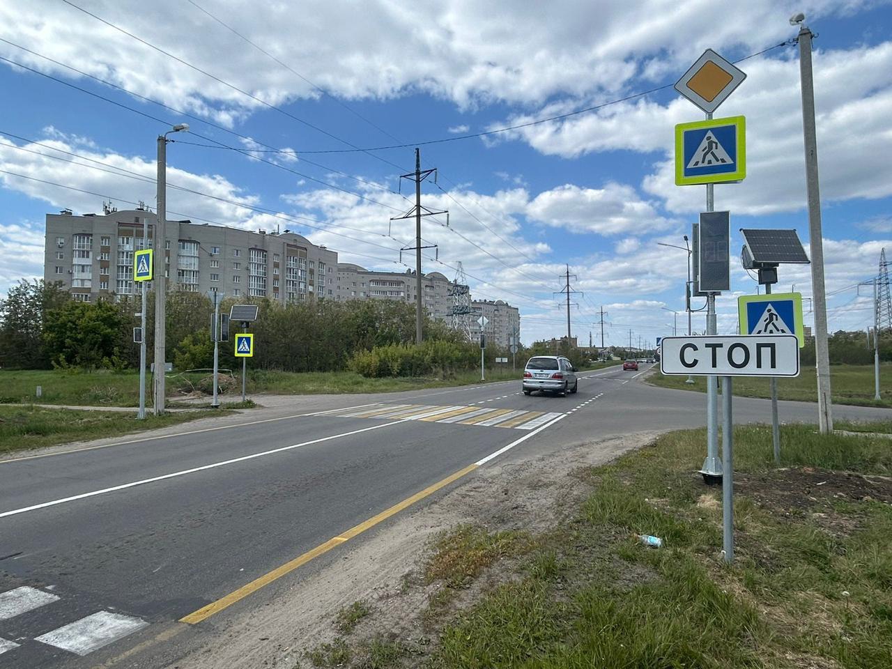 На выезде из микрорайона Разумное-54 установили транспортно-пешеходный светофор.
