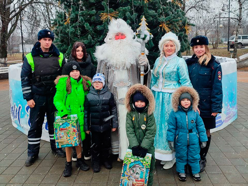 Сотрудники Госавтоинспекции ОМВД России нашего района поучаствовали во Всероссийской акции «Полицейский Дед Мороз»