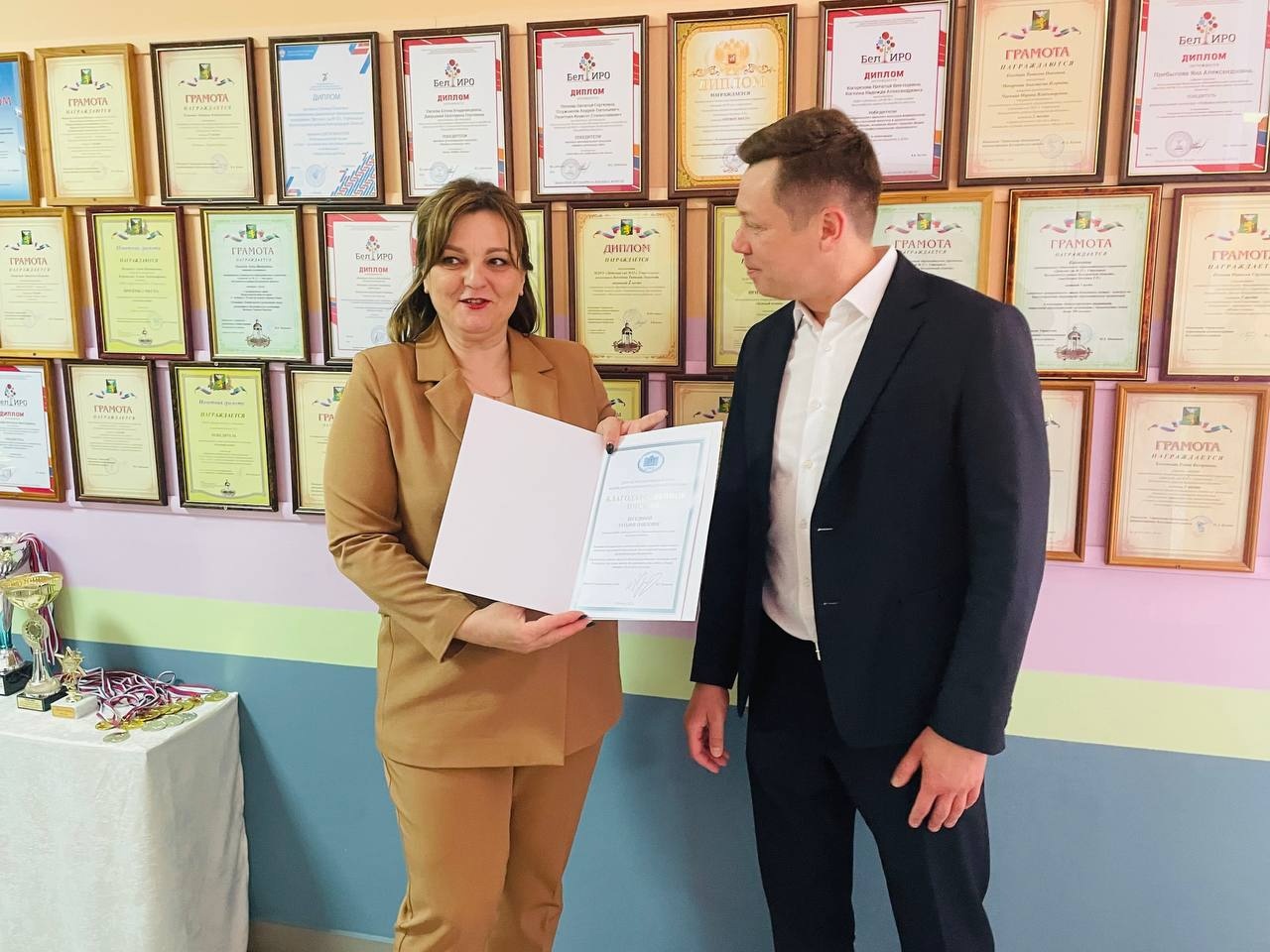 Депутат Государственной Думы Никита Румянцев вручил благодарственное письмо заведующей детского сада №32 села Стрелецкое.