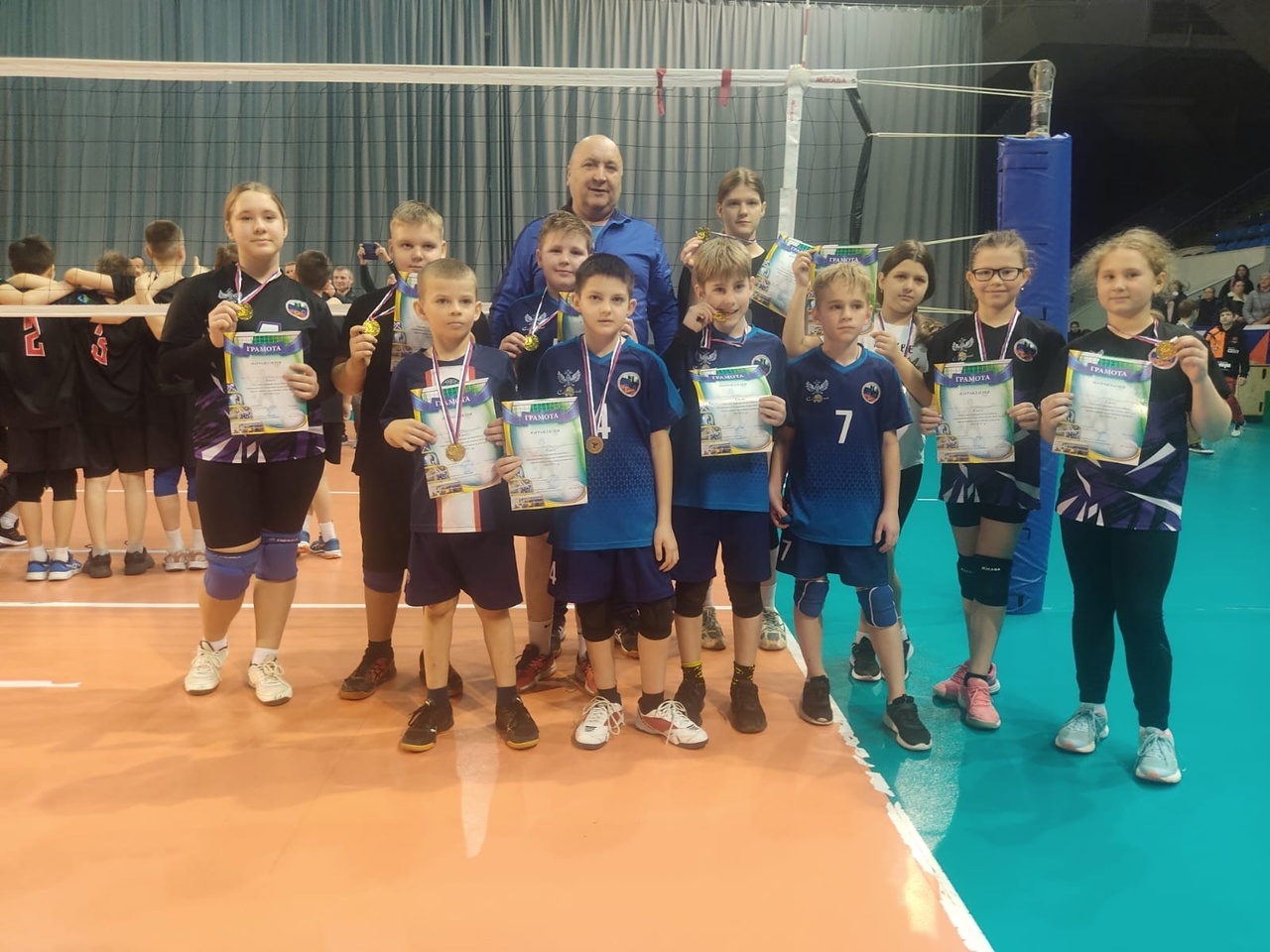 Юные спортсмены ДЮСШ Белгородского района стали победителями и призёрами на ежегодных соревнованиях по волейболу.