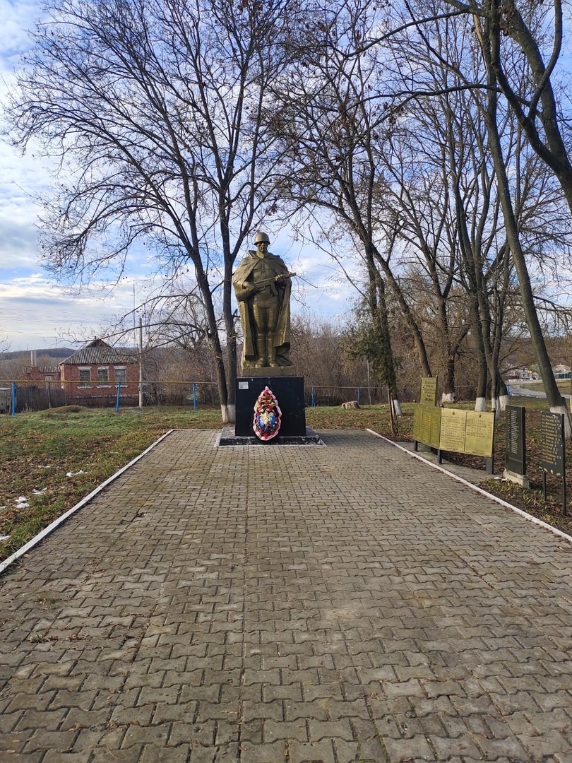 Волонтёры Хохловского поселения навели порядок на братских могилах