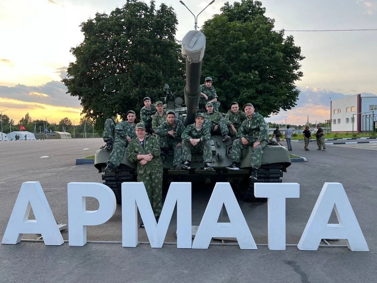 69 школьников Белгородского района и 100 студентов БелГАУ приняли участие в третьей смене военно-исторических сборов «Армата».