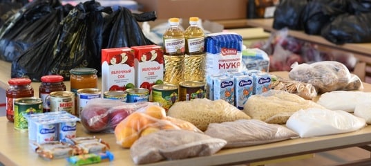 Школьники Белгородского района получают продуктовые наборы.