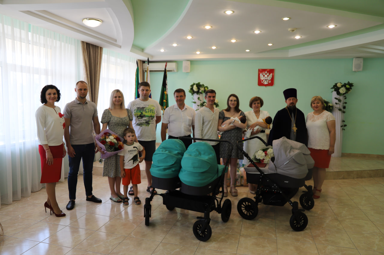 Двум семьям Белгородского района в честь рождения двойни вручили ценные подарки.