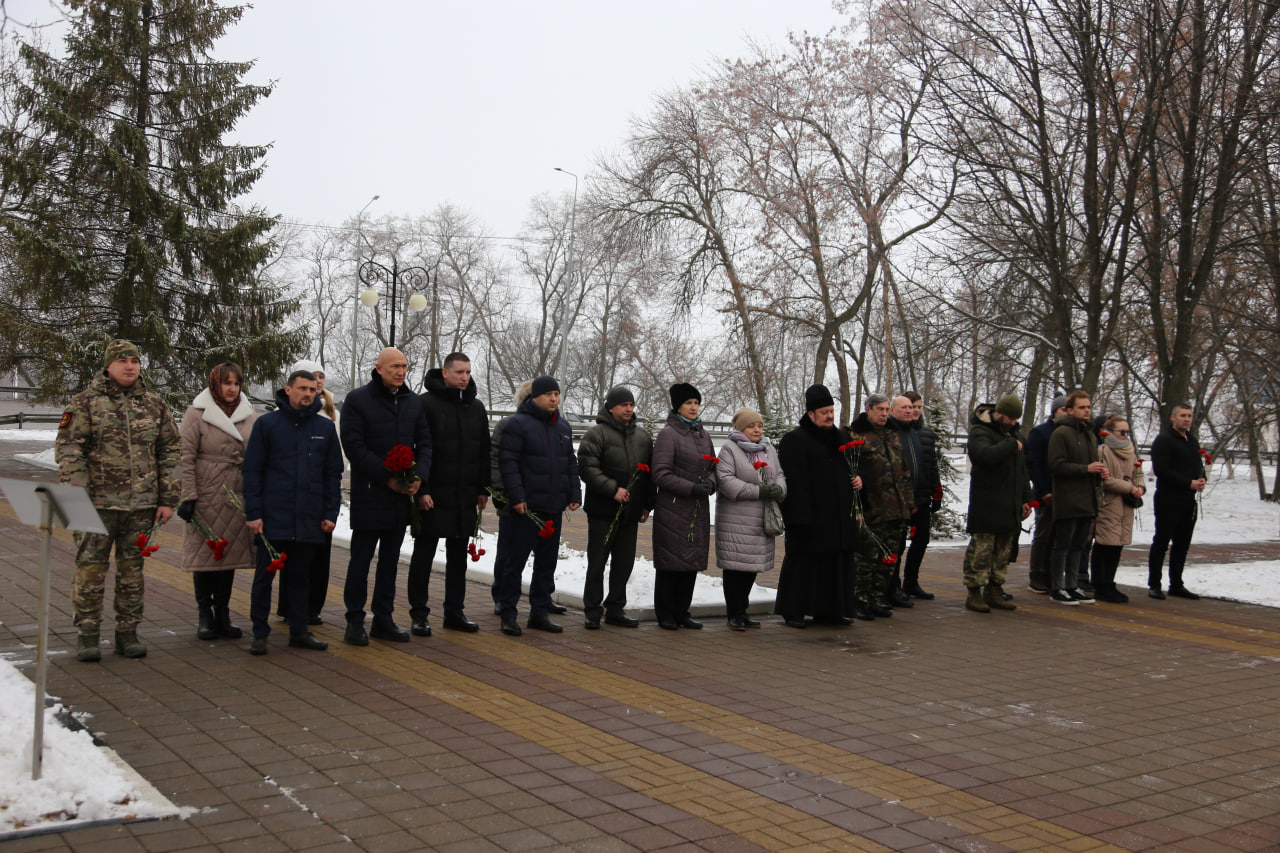 В День Героев Отечества в посёлке Майский прошла торжественная церемония возложения цветов.