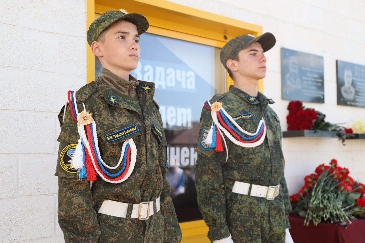 На стенах школы села Крутой Лог увековечили память Героя Николая Катунина.