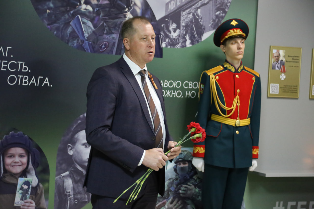 Белгородский государственный университет имени Василия Горина склонил головы в День Памяти, увековечив подвиг своих героев.