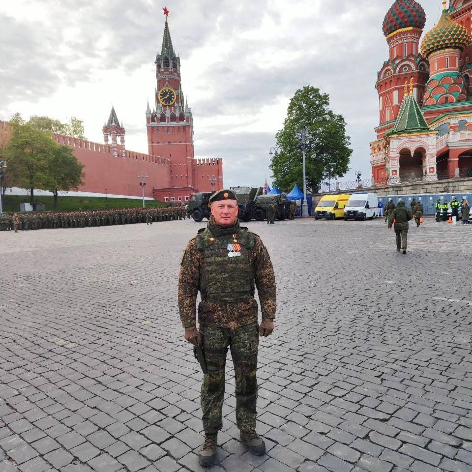 Выпускник Северной школы №2 Денис Распопов с честью прошёл в парадном строю по Красной площади в День Победы.