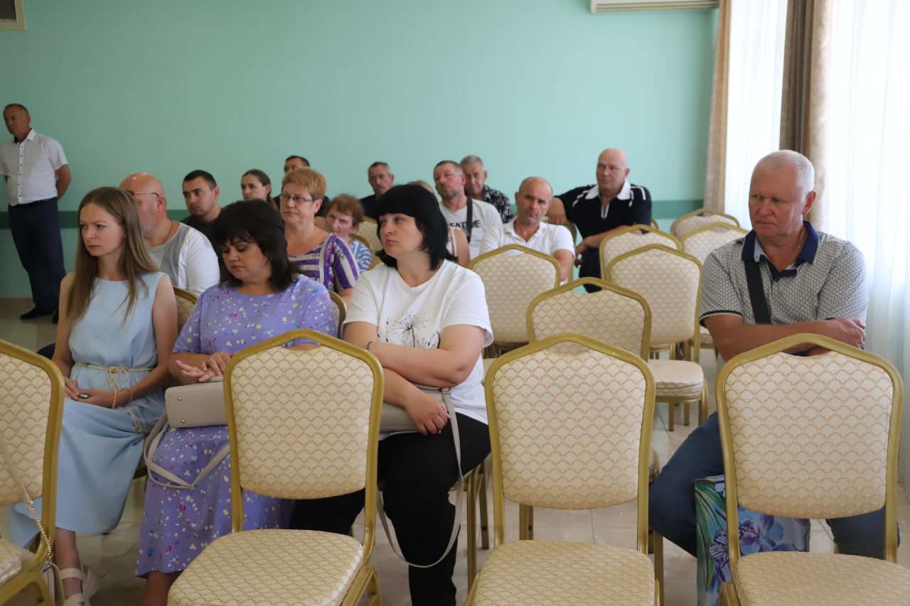 Глава администрации Белгородского района встретилась с жителями, пострадавшими от обстрелов ВСУ.