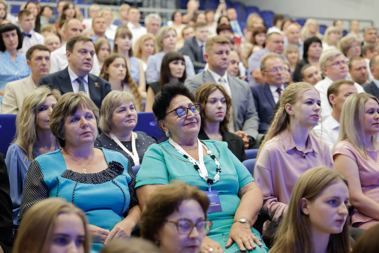 Выпускники, набравшие 100 баллов на ЕГЭ, получили денежные сертификаты.