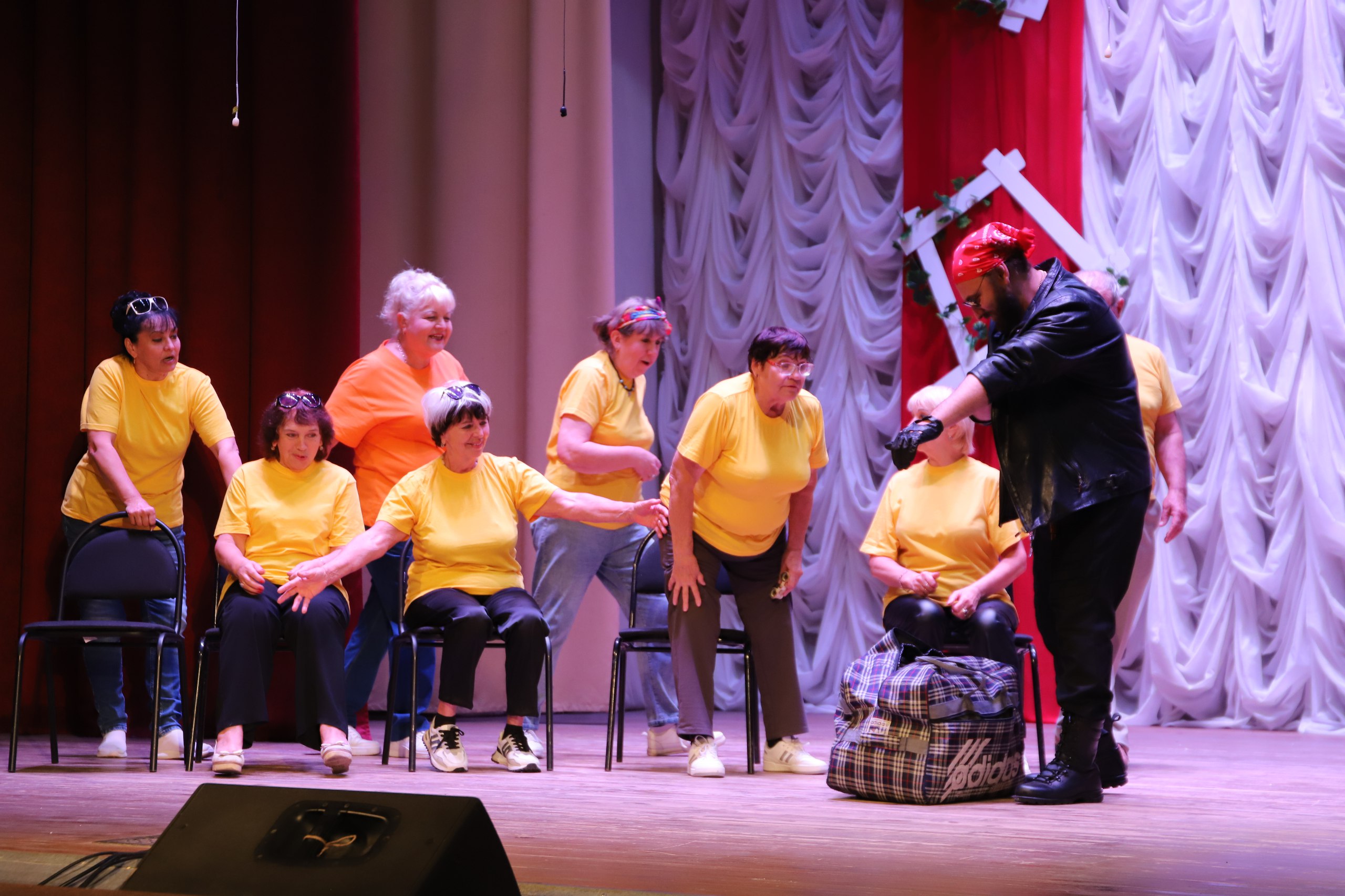 В Центре культурного развития посёлка Комсомольский состоялся районный фестиваль КВН «В ритме осеннего юмора», посвящённый Дню пожилого человека.