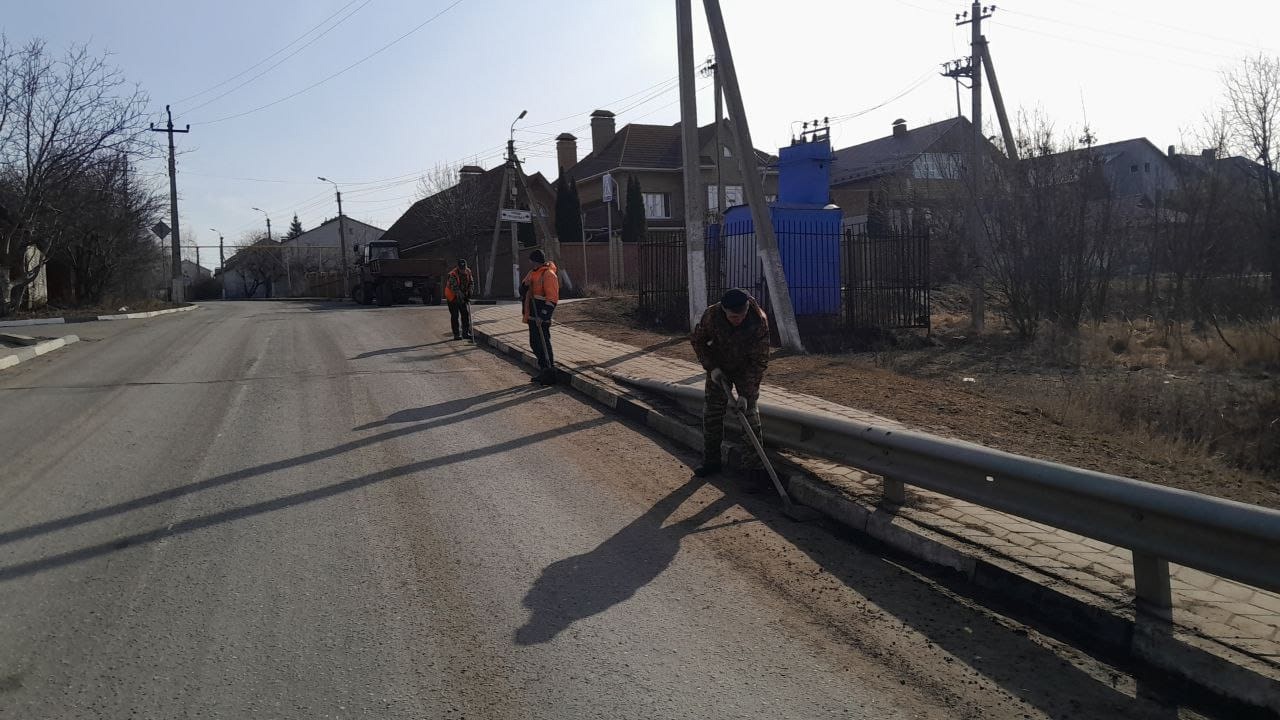 На территории городских и сельских поселений приступили к весенней уборке дорог.