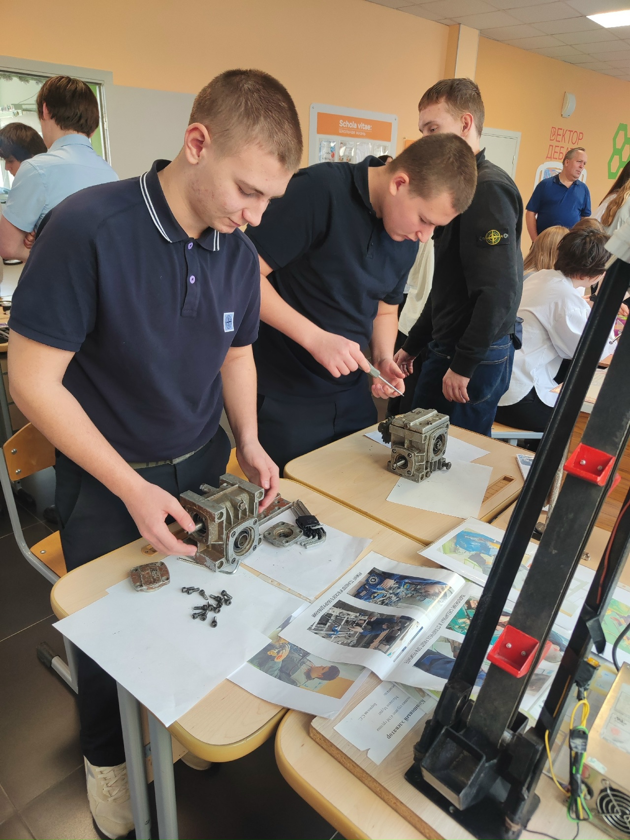 В Разуменской школе №4 «Вектор Успеха» побывали гости из Белгородского механико-технологического колледжа.