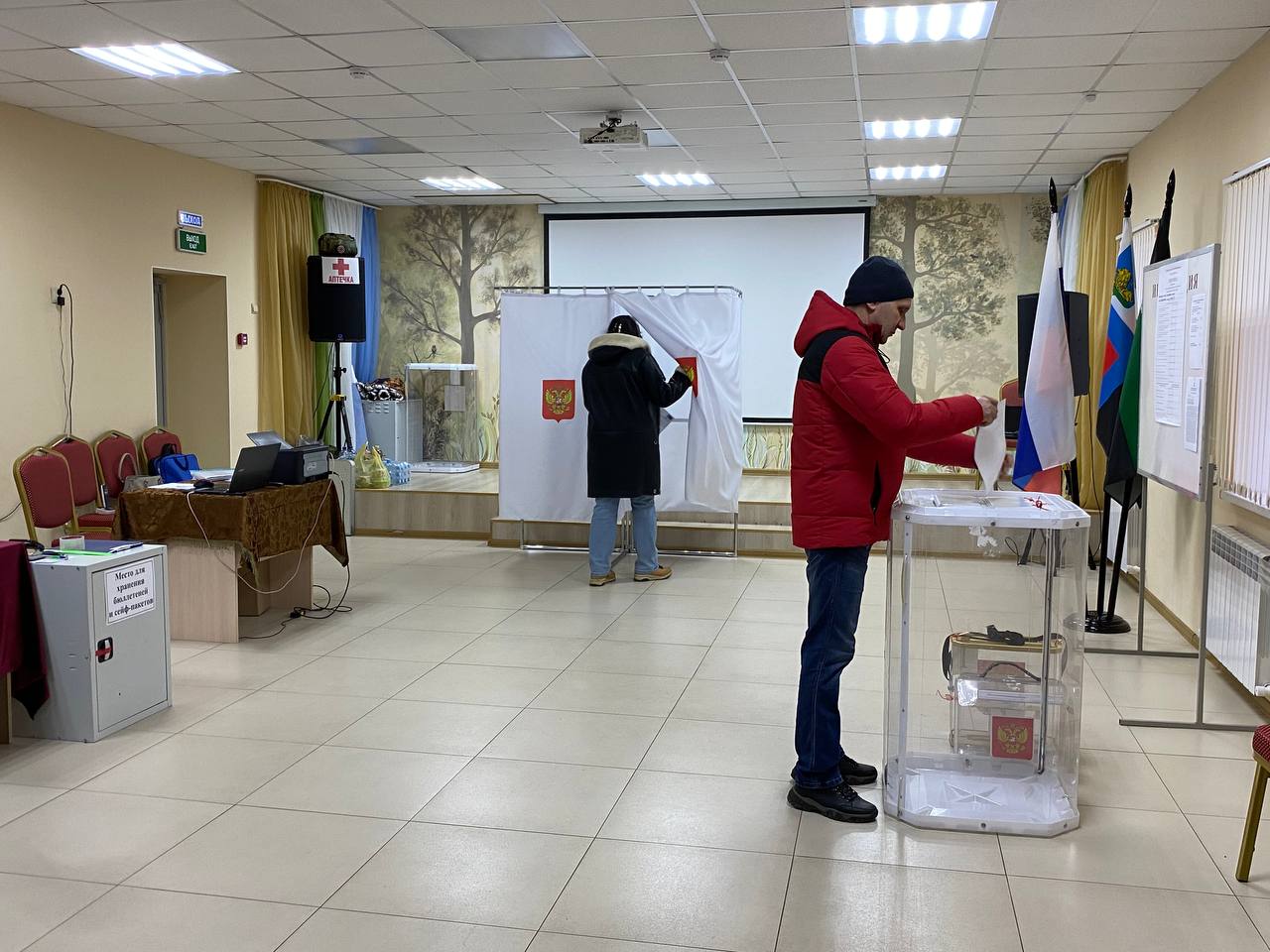 Второй день трёхдневного голосования, в ходе которого выбирают Президента Российской Федерации, начался в России!.