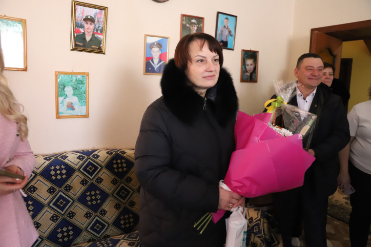 Татьяна Круглякова навестила семью мобилизованного участника СВО из Тавровского поселения. Татьяна Круглякова навестила семью мобилизованного участника СВО из Тавровского поселения.