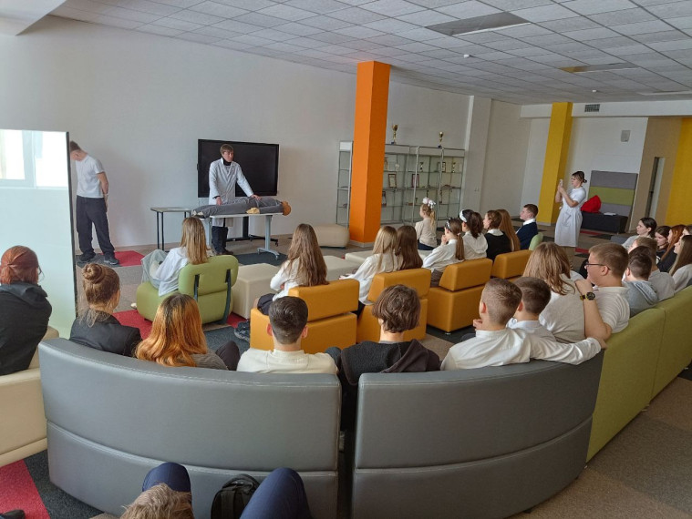 Травматолог-ортопед Белгородской ЦРБ стал гостем Тавровской СОШ «Формула Успеха». Травматолог-ортопед Белгородской ЦРБ стал гостем Тавровской СОШ «Формула Успеха».