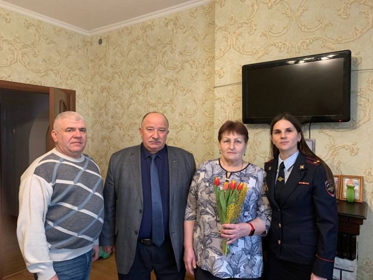 Белгородские полицейские в рамках акции «8 марта в каждый дом» навестили ветерана органов внутренних дел. Белгородские полицейские в рамках акции «8 марта в каждый дом» навестили ветерана органов внутренних дел.