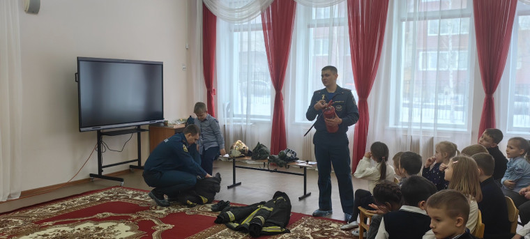 Сотрудники МЧС из отдела надзорной деятельности и профилактической работы провели урок безопасности для воспитанников начальной школы посёлка Дубовое. Сотрудники МЧС из отдела надзорной деятельности и профилактической работы провели урок безопасности для воспитанников начальной школы посёлка Дубовое.