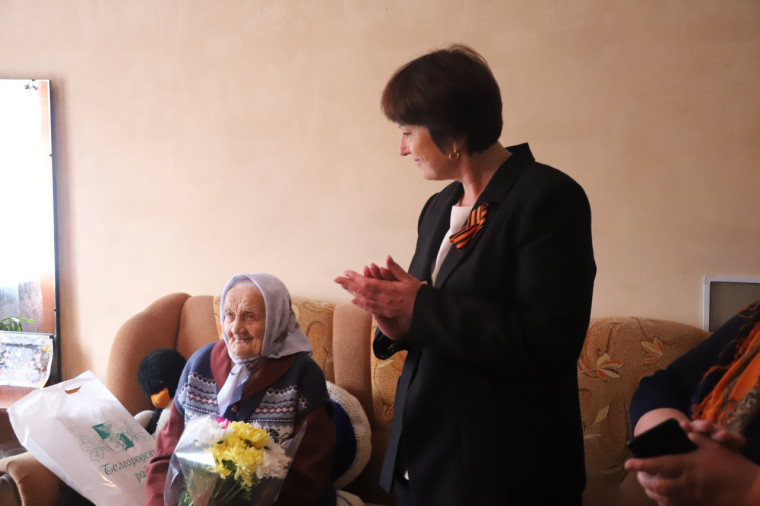 Клавдия Алексеевна Дорофеева из Пушкарного отмечает свой 90-летний юбилей. Клавдия Алексеевна Дорофеева из Пушкарного отмечает свой 90-летний юбилей.