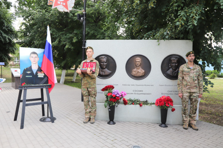 На Аллее Славы посёлка Октябрьский увековечили память кавалера трёх Орденов Мужества Максима Соснина. На Аллее Славы посёлка Октябрьский увековечили память кавалера трёх Орденов Мужества Максима Соснина.