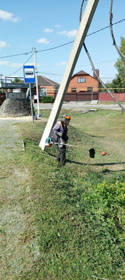 На территории поселений нашего муниципалитета продолжаются работы по поддержанию чистоты и порядка.