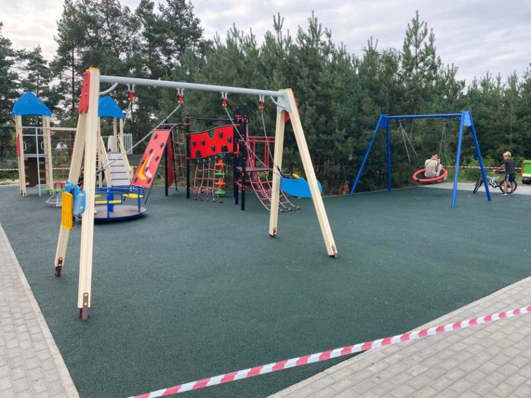 В микрорайоне «Таврово-6» завершилось благоустройство детской площадки.