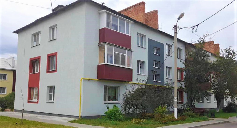 В Стрелецком утеплили фасад трёхэтажного дома. В Стрелецком утеплили фасад трёхэтажного дома.