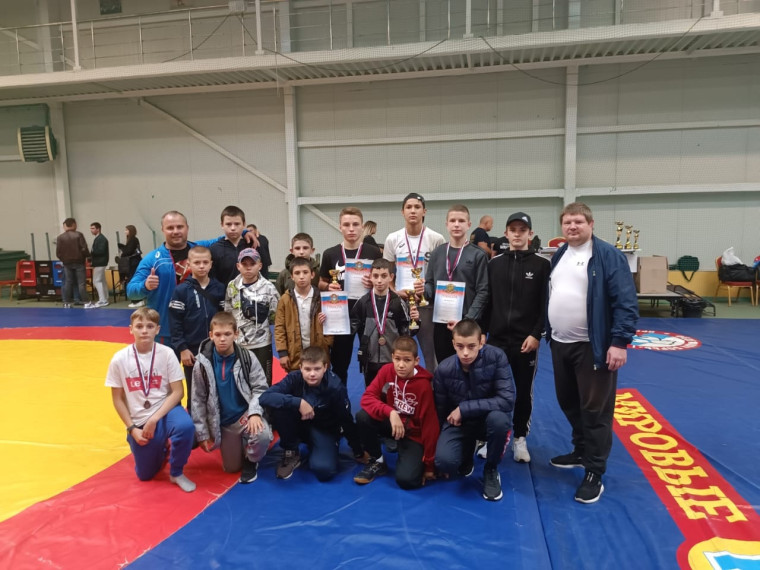 Спортсмены ДЮСШ Белгородского района завоевали 10 медалей на региональных соревнованиях по вольной борьбе.
