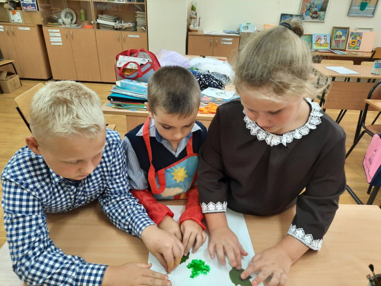 В Детской школе искусств села Ясные Зори прошёл мастер-класс «Краски осени». В Детской школе искусств села Ясные Зори прошёл мастер-класс «Краски осени».