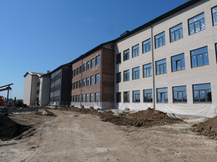 В микрорайоне Новосадовый-41 строится школа на 1000 мест.