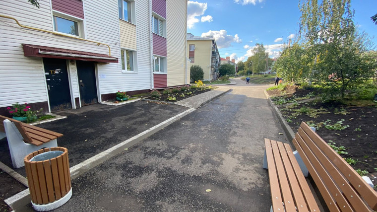 В селе Ясные Зори благоустроили дворовую территорию многоквартирного дома. В селе Ясные Зори благоустроили дворовую территорию многоквартирного дома.