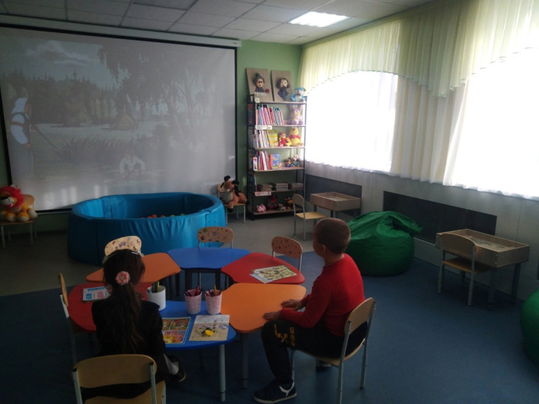 В Октябрьской детской библиотеке состоялось мероприятие, посвящённое Дню посёлка.