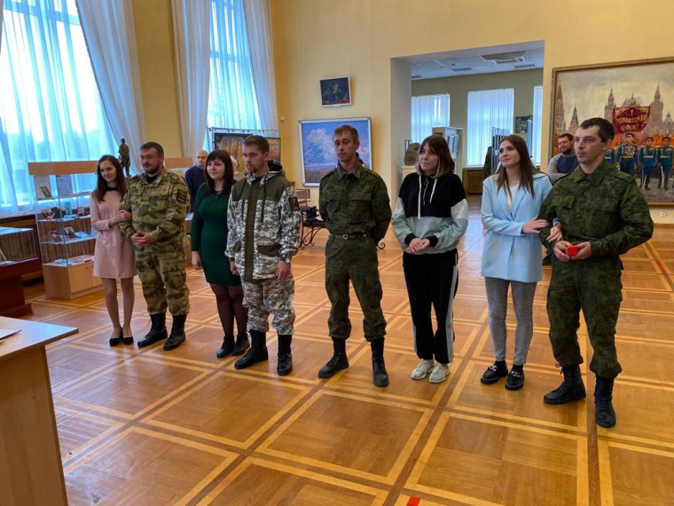 Трое мобилизованных военнослужащих из Белгородского района сыграли свадьбу со своими невестами в Валуйках. Трое мобилизованных военнослужащих из Белгородского района сыграли свадьбу со своими невестами в Валуйках.