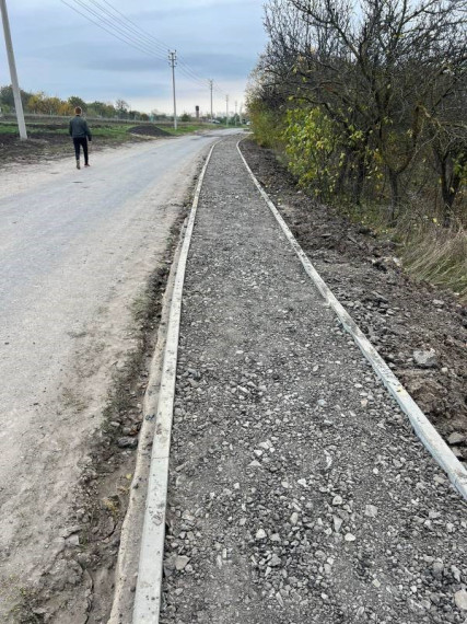 В посёлке Октябрьский продолжается устройство тротуара.