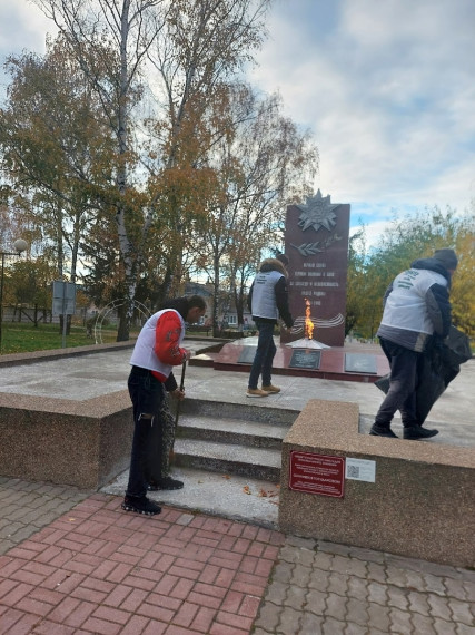 Волонтёры Тавровского поселения навели порядок на могиле советских воинов.