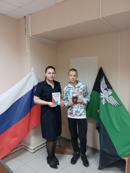 В преддверии Дня народного единства в целях развития патриотизма, воспитания гражданско-патриотического чувства, подрастающего поколения 03 ноября 2022 года в отделе по вопросам миграции ОМВД России по Белгородскому району состоялась торжественная церем. В преддверии Дня народного единства в целях развития патриотизма, воспитания гражданско-патриотического чувства, подрастающего поколения 03 ноября 2022 года в отделе по вопросам миграции ОМВД России по Белгородскому району состоялась торжественная церем.