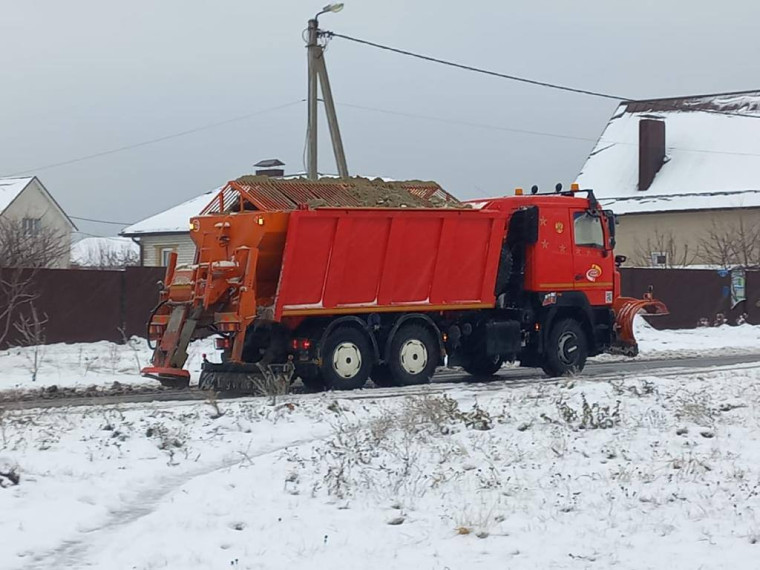 В городских и сельских поселениях коммунальные службы ведут работу по уборке снега и устранению гололедицы.