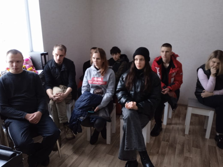 Сотрудники «Комплексного центра социального обслуживания населения» провели информативное мероприятие для детей-сирот в Беловском. Сотрудники «Комплексного центра социального обслуживания населения» провели информативное мероприятие для детей-сирот в Беловском.