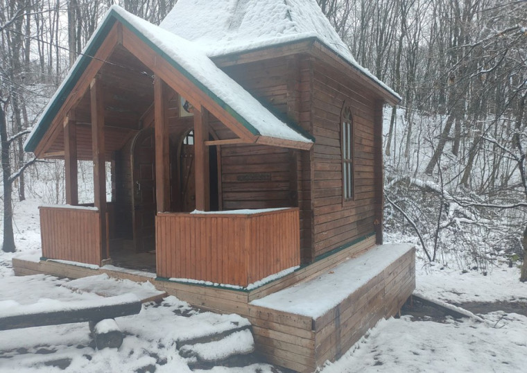 В Монастырском лесу Беломестненского поселения восстанавливают купальню. В Монастырском лесу Беломестненского поселения восстанавливают купальню.