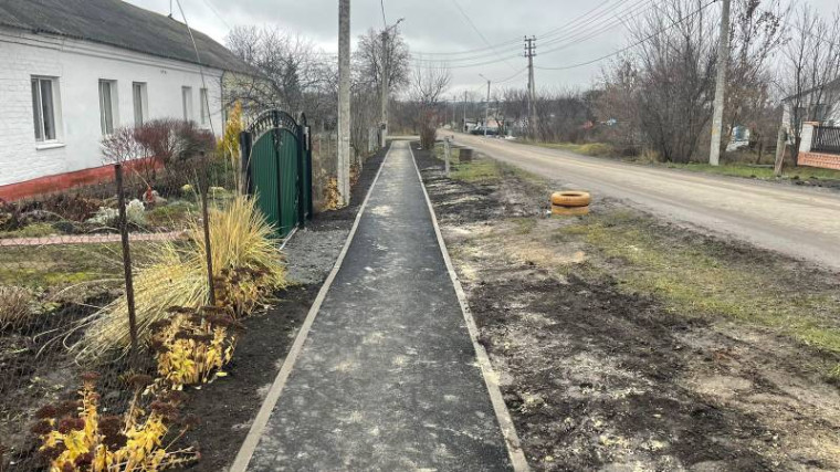 В посёлке Октябрьский завершается благоустройство тротуара.