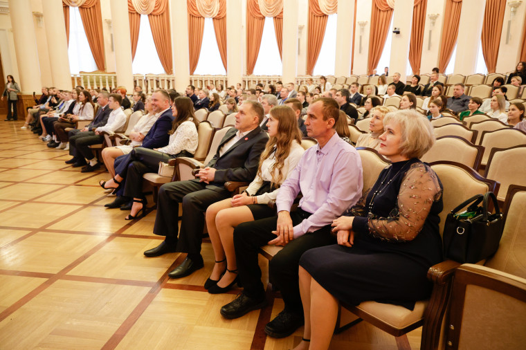 5 юных спортсменов Белгородского района получили именные стипендии губернатора области.